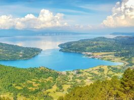 Keindahan lanskap danau toba dari ketinggian