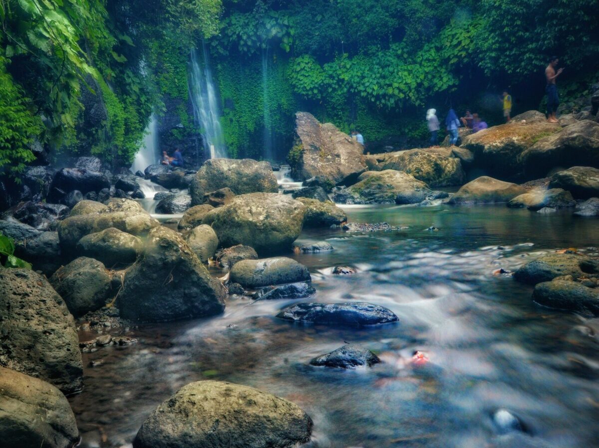 Pengunjung sedang menikmati keindahan curug sibedil pemalang