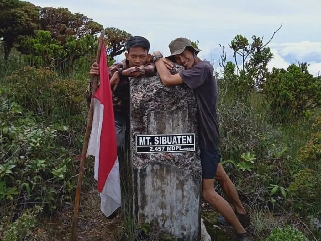 Pilar Deleng Sibuatan merupakan sebuah tugu penanda titik tertinggi Gunung Sibuatan Diari Sumatera Utara - gunung.sibuatan