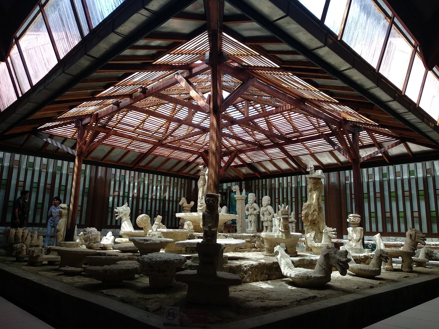 Ruang pameran berisi artefak kebudayaan di Museum Pusaka Nias Gunungsitoli Sumatera Utara - Bastian AS