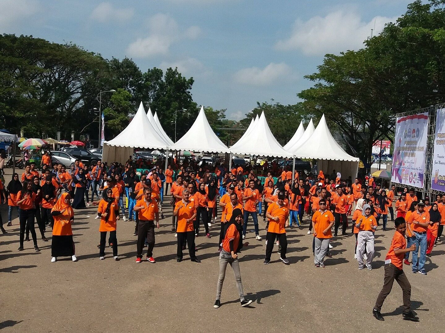 Senam aerobik bersama di Taman Kota Kendari Sulawesi Selatan - Agus Setiawan
