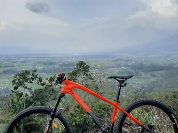 sepeda dengan view dari lereng Singgalang