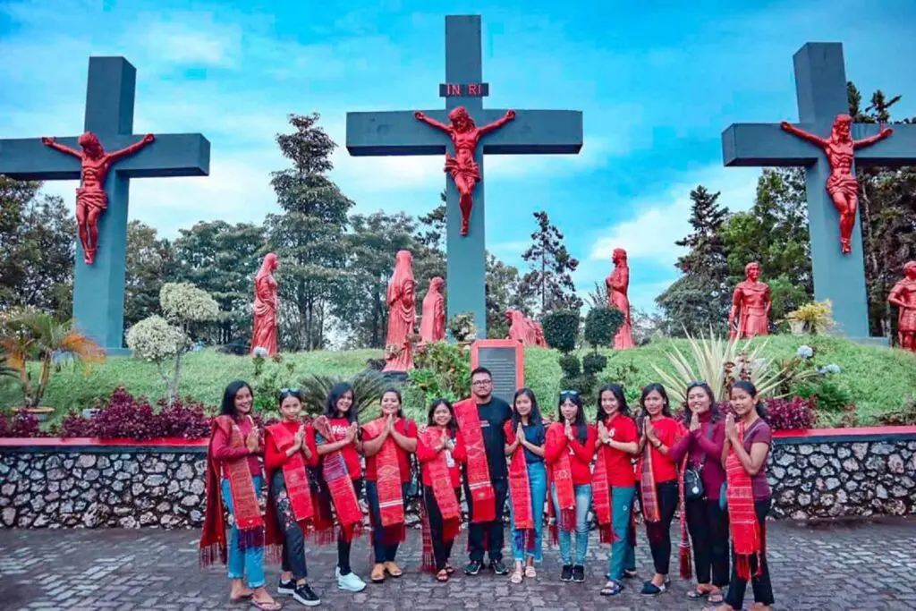 ornamen salib kristus di Taman Wisata Iman Sitinjo