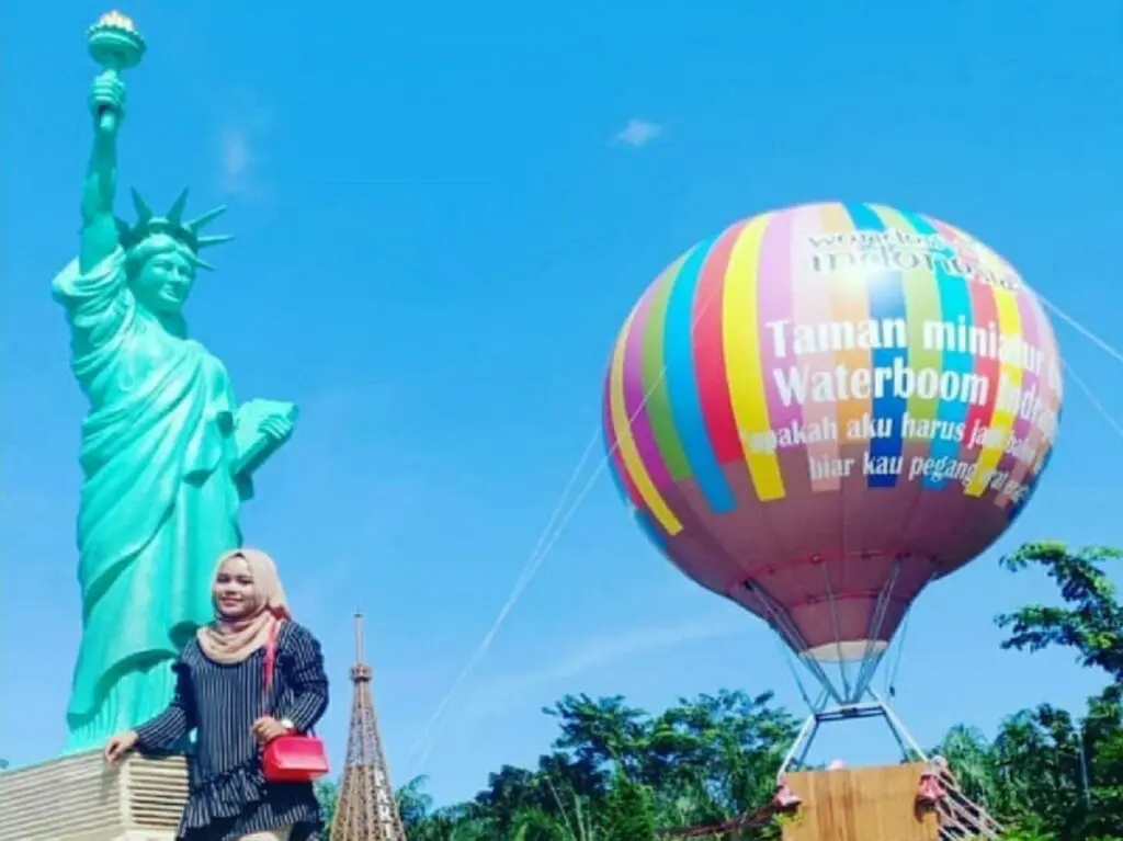 taman miniatur dunia patung liberty dan balon warna-warni