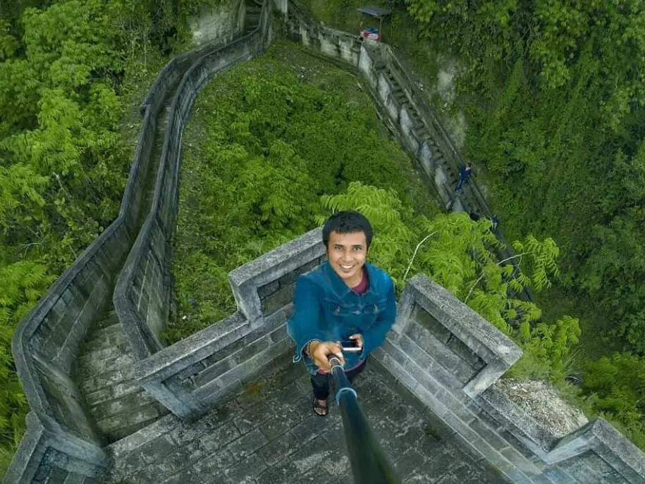 di puncak Great Wall of Koto Gadang