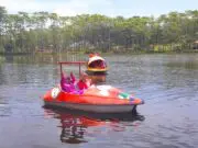 bermain wahana perahu dayung di danau waduk