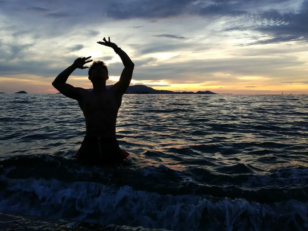 Wisata Terapi di Pantai Mandra Kolaka Sulawesi Tenggara - Nash Kacil