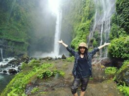 berfoto dengan latar air terjun langkuik tinggi