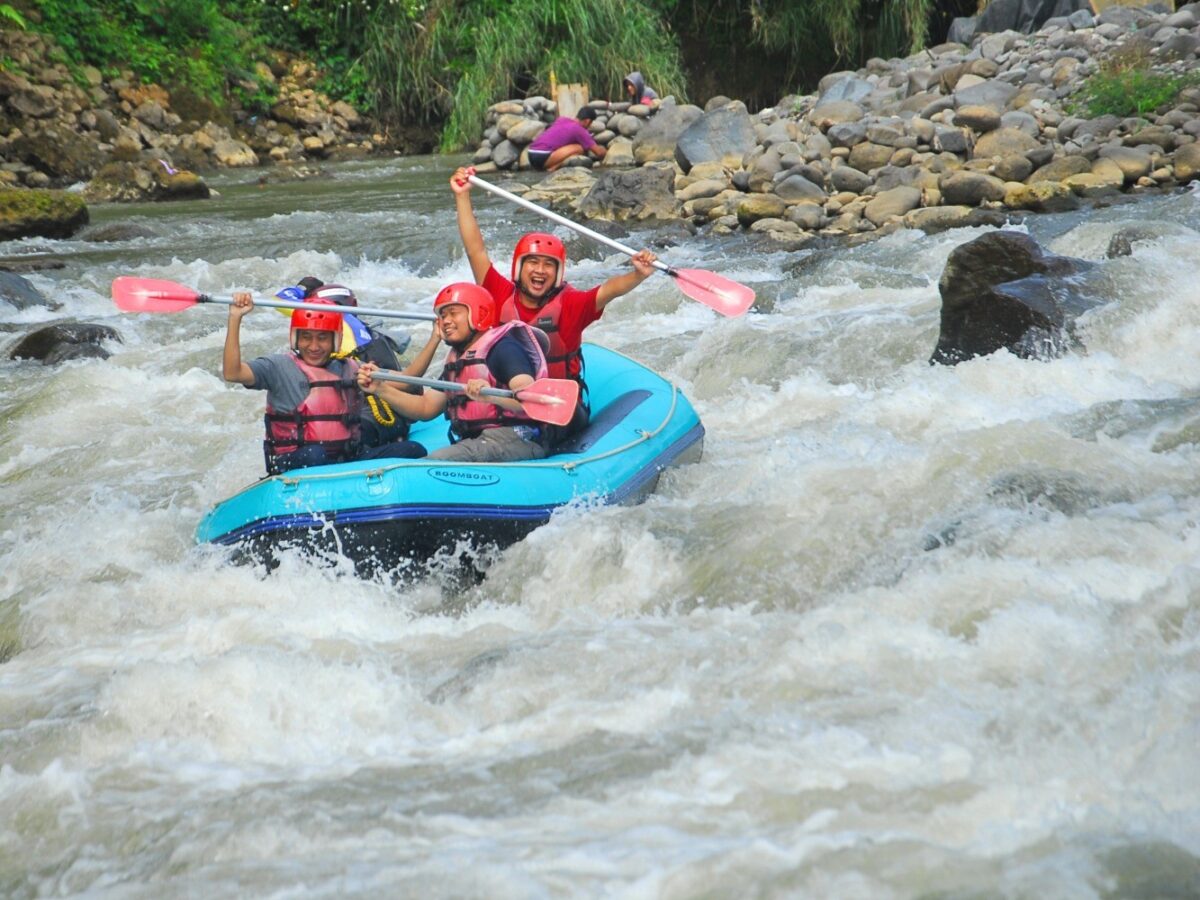 arung jeram perahu karet sungai serayu