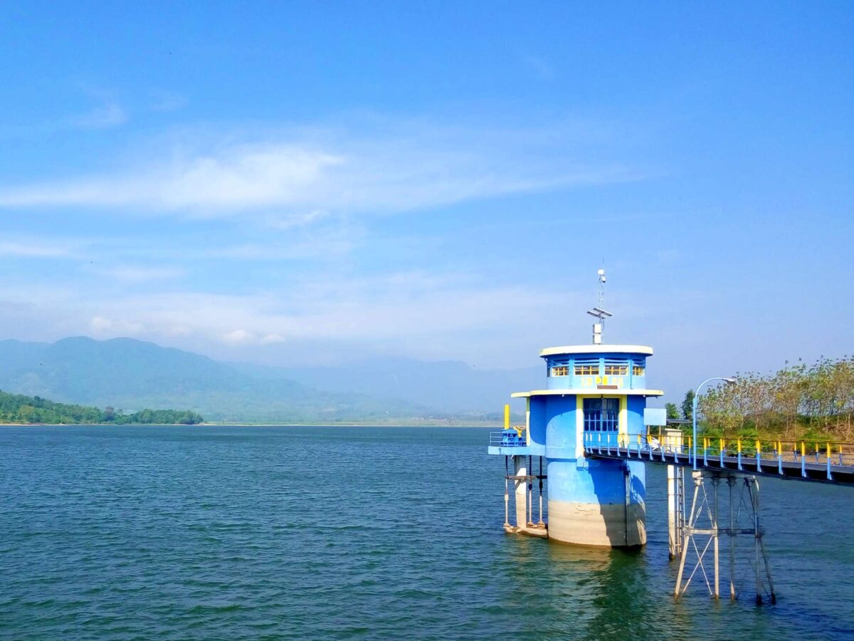 bentang alam waduk dengan dermaga pandang