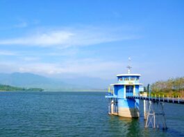 bentang alam waduk dengan dermaga pandang