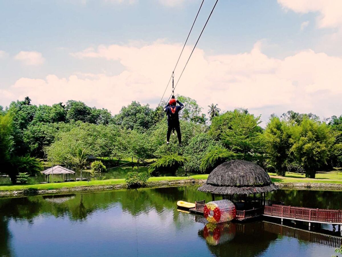 wisatawan sedang bermain flying fox
