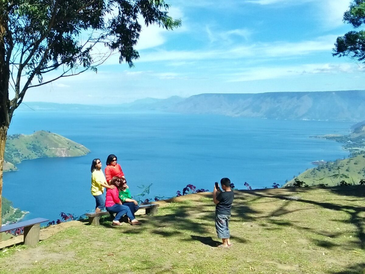 Pemandangan danau toba dari sapo juma