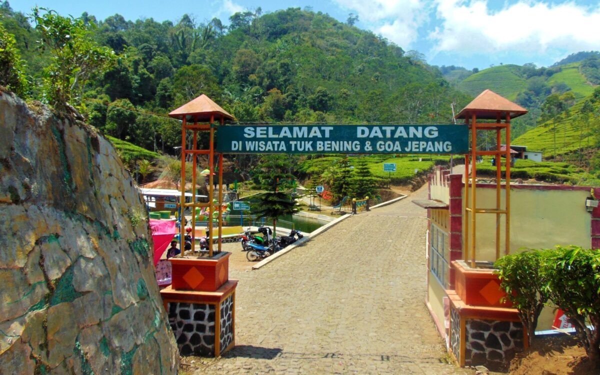 Pintu masuk tuk bening & gua jepang