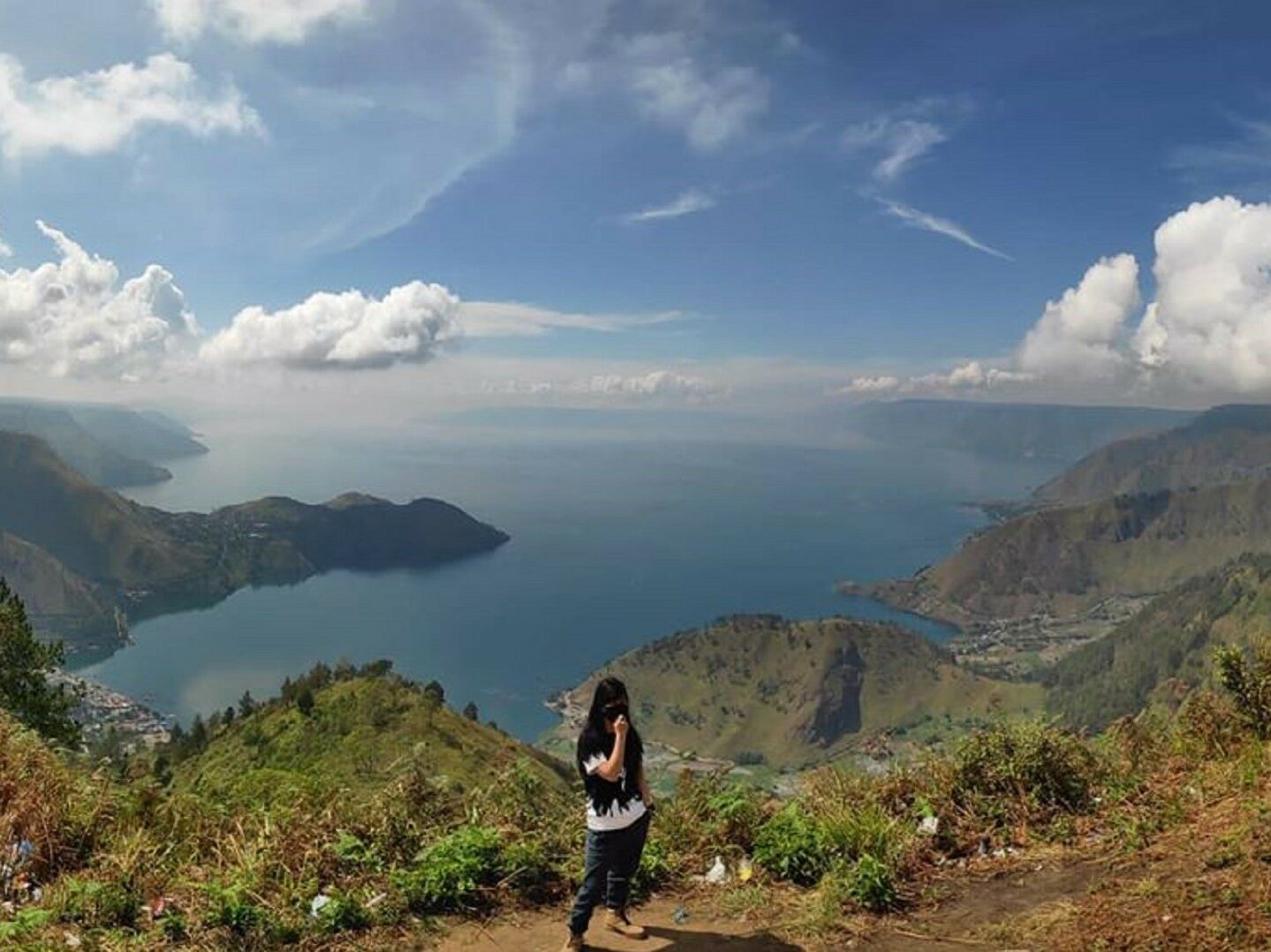 Panorama hamparan pesona perairan Danau Toba dengan pegunungan yang mengelilingi Bukit Gajah Bobok Karo Sumatera Utara - sherlyjia
