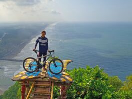 wahana foto di perbukitan berlatar laut