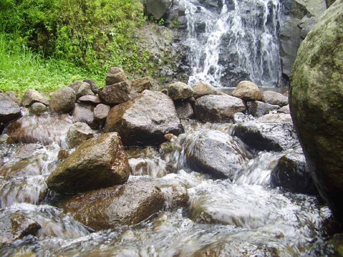 Aliran AIr Terjun Curug Cilengkrang