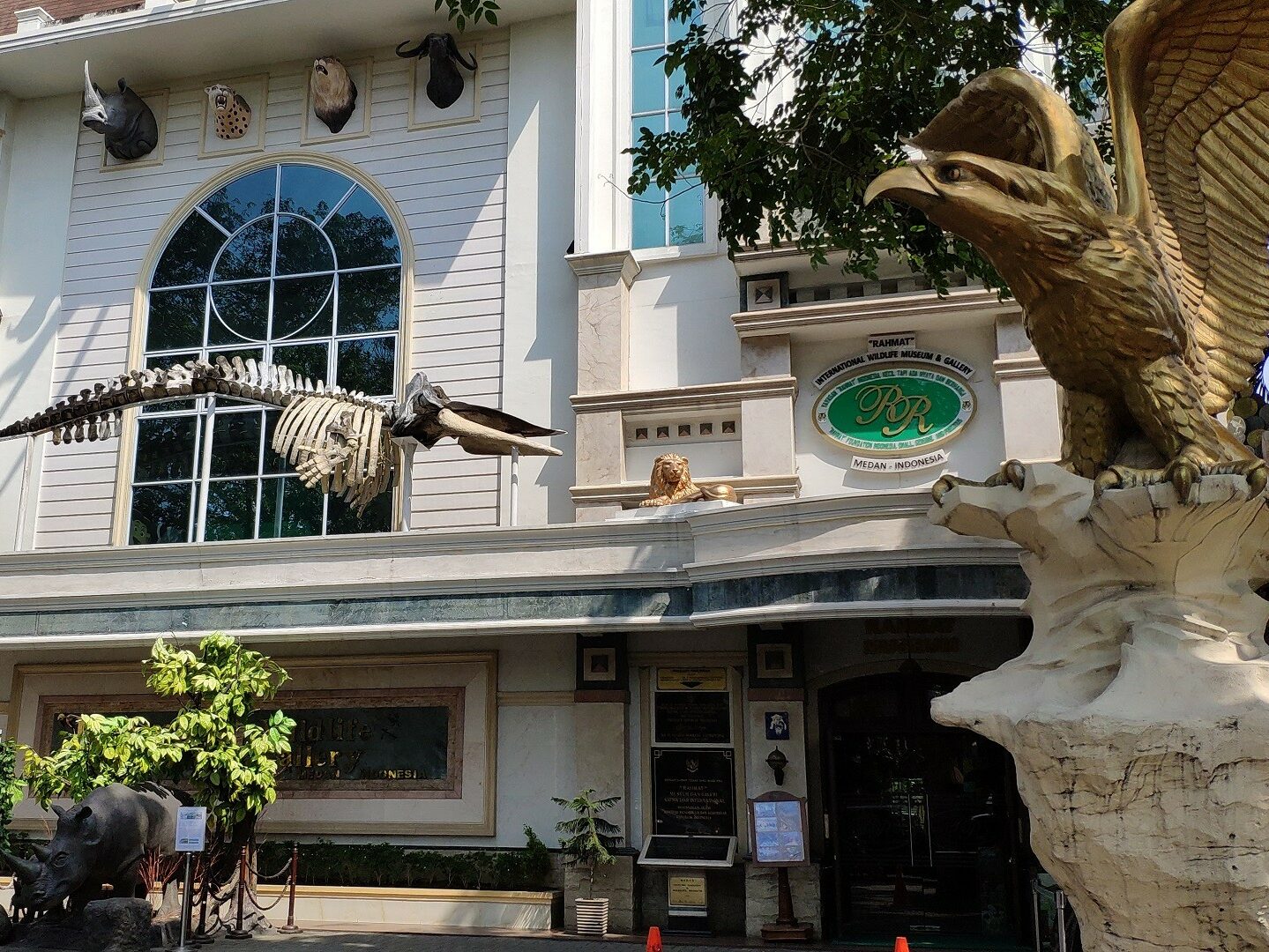 Bagian depan gedung museum Rahmat International Wildlife Museum & Gallery Medan Sumatera Utara - Em Shal