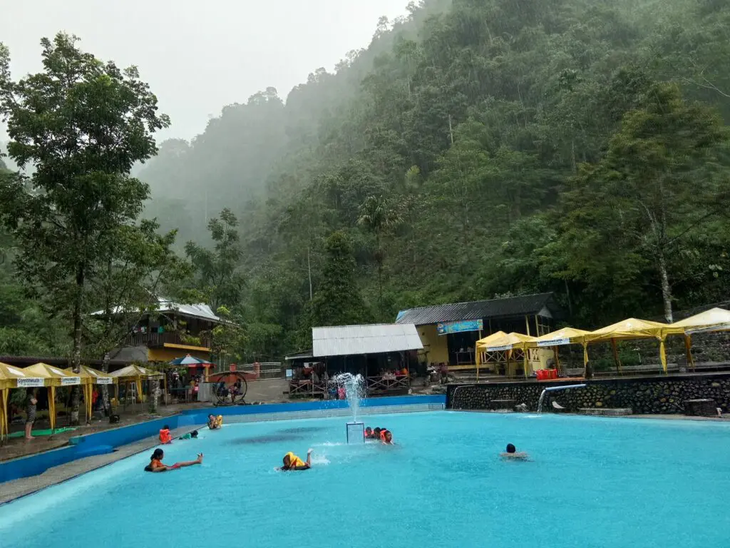 Berenang di kolam renang Lau Kulap Langkat Sumatera Utara - Haris Abuazka