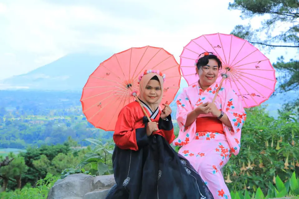 Terdapat penyewaan kostum tradisional Jepang dan Korea Selatan sebagai pelengkap berfoto pengunjung