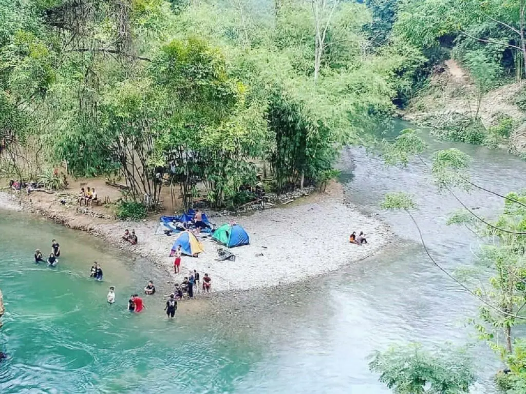 Berkemah di tepian sungai area Landak River Langkat Sumatera Utara - travelmatesiantar