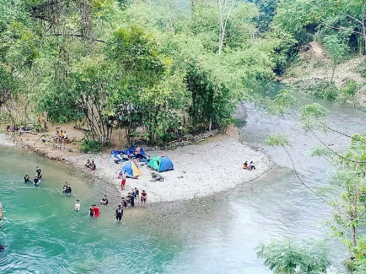 Berkemah di tepian sungai area Landak River Langkat Sumatera Utara - travelmatesiantar