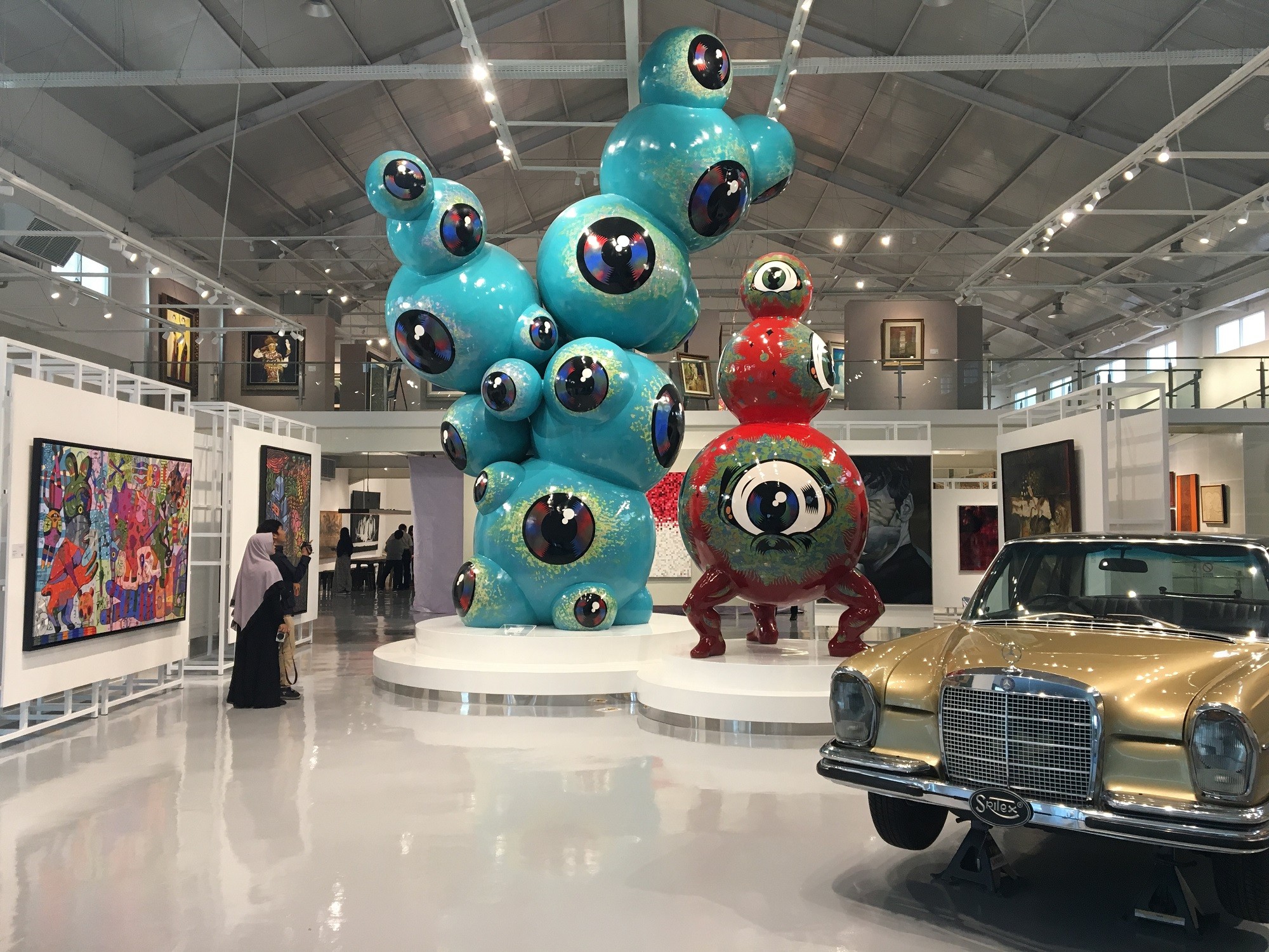 Changin Perspective berupa Patung Biru Raksasa Karya Wedhar Riyadi