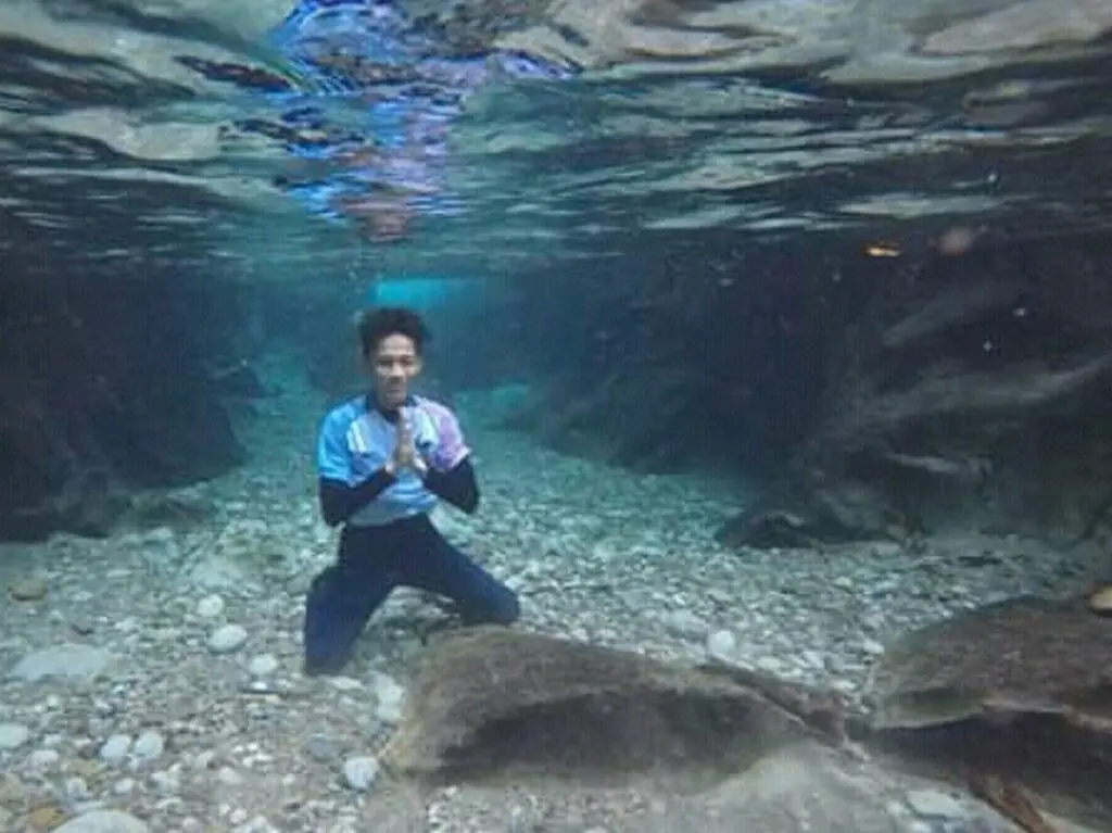 Foto bawah air Kolam yang sangat jernih