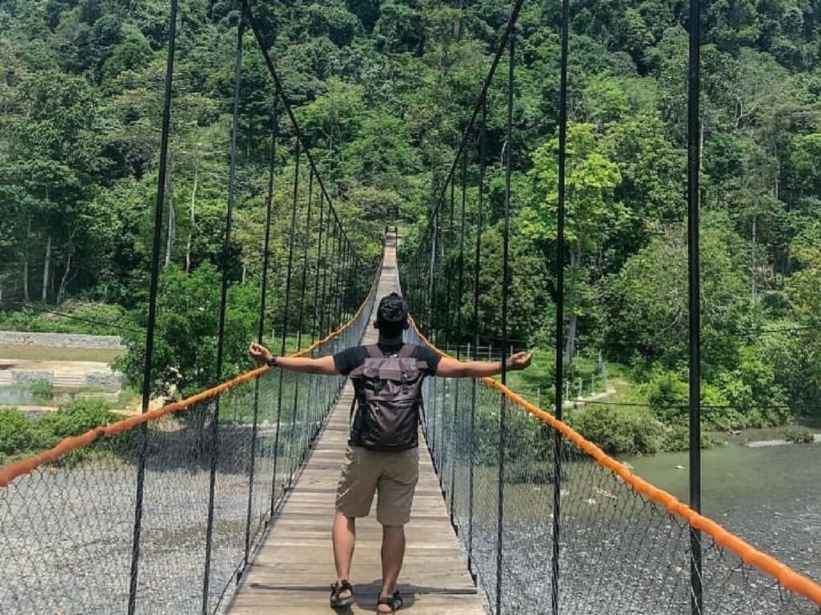 Jembatan gantung yang membelah sungai di kawasan hutan ekowisata