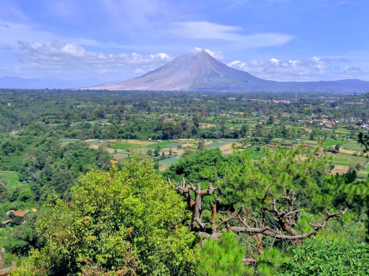 pemandangan gunung sibayak dari bukit gundaling