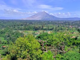 pemandangan gunung sibayak dari bukit gundaling