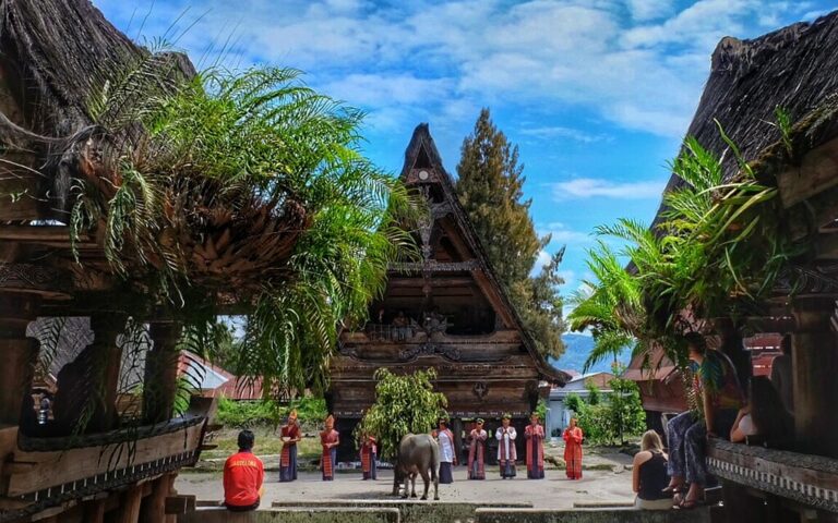 Kompleks Museum Huta Bolon Simanindo. Pengunjung tengah menyaksikan pertujukan Tari Tor Tor