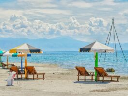 Pengunjung dapat bersantai di kursi pantai yang telah disediakan oleh pengelola