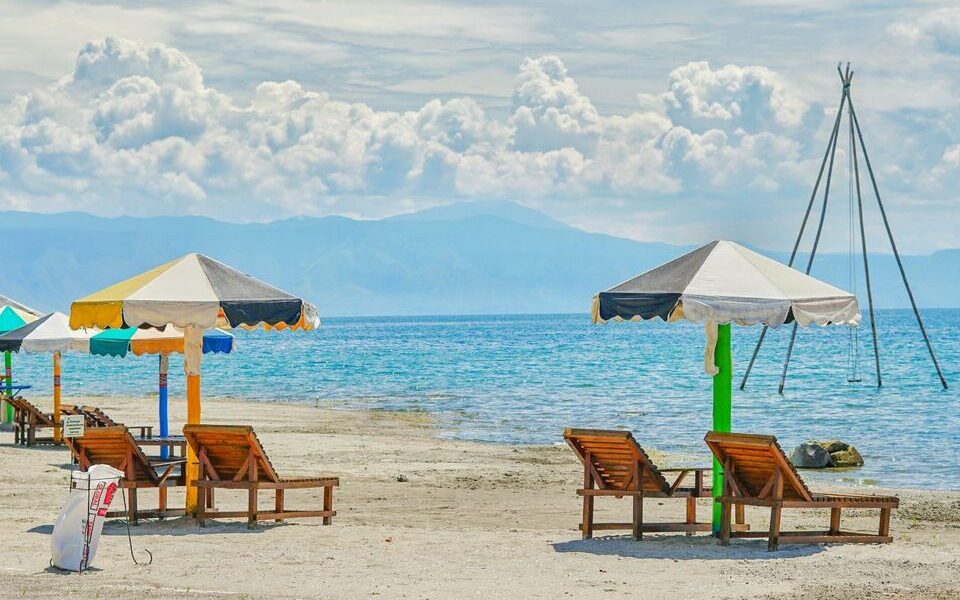 Pengunjung dapat bersantai di kursi pantai yang telah disediakan oleh pengelola