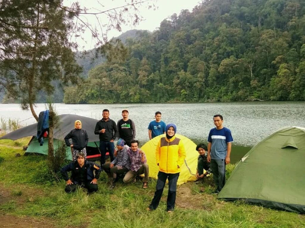 Berkemah menikmati ketenangan Danau Lau Kawar kawasan wisata Gunung Sinabung Karo Sumatera Utara - leng_adventure