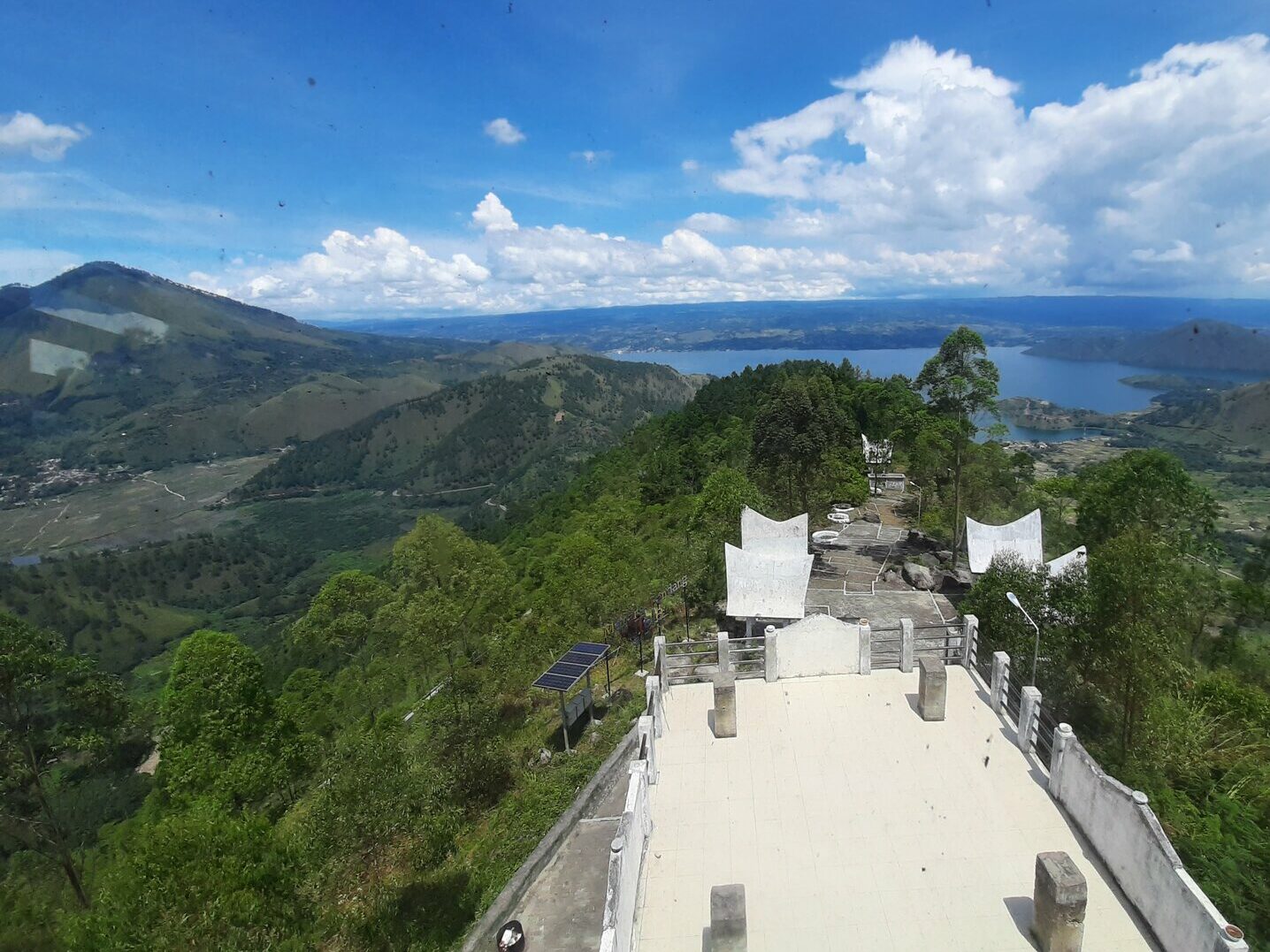 Melihat Danau Toba dari puncak Menara Pandang Tele