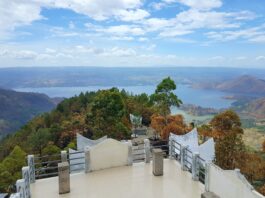 Pemandangan Danau toba dari menara tele