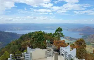 Pemandangan Danau toba dari menara tele