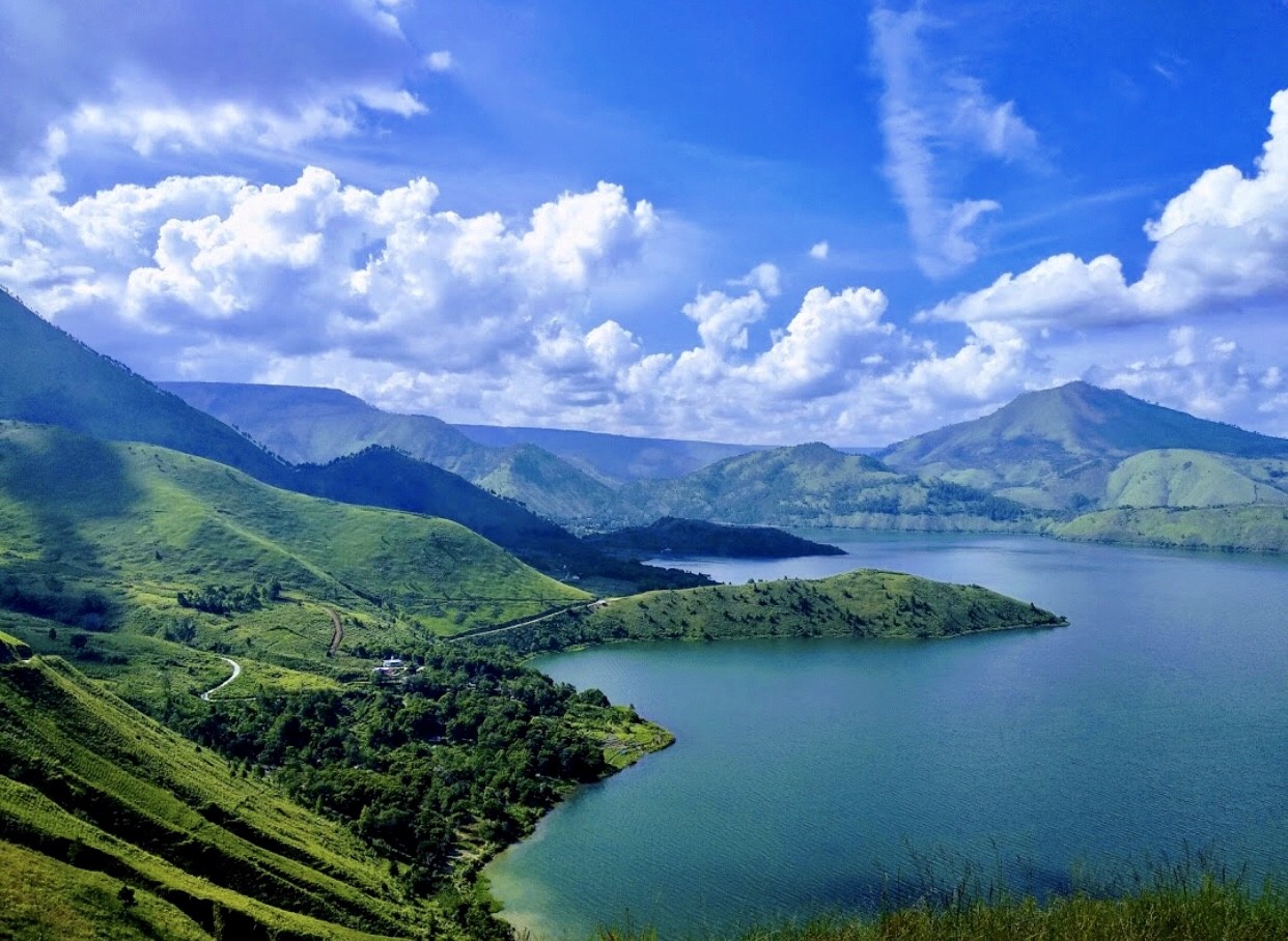 Melihat keindahan Danau Toba dan sekitarnya dari Puncak Holbung