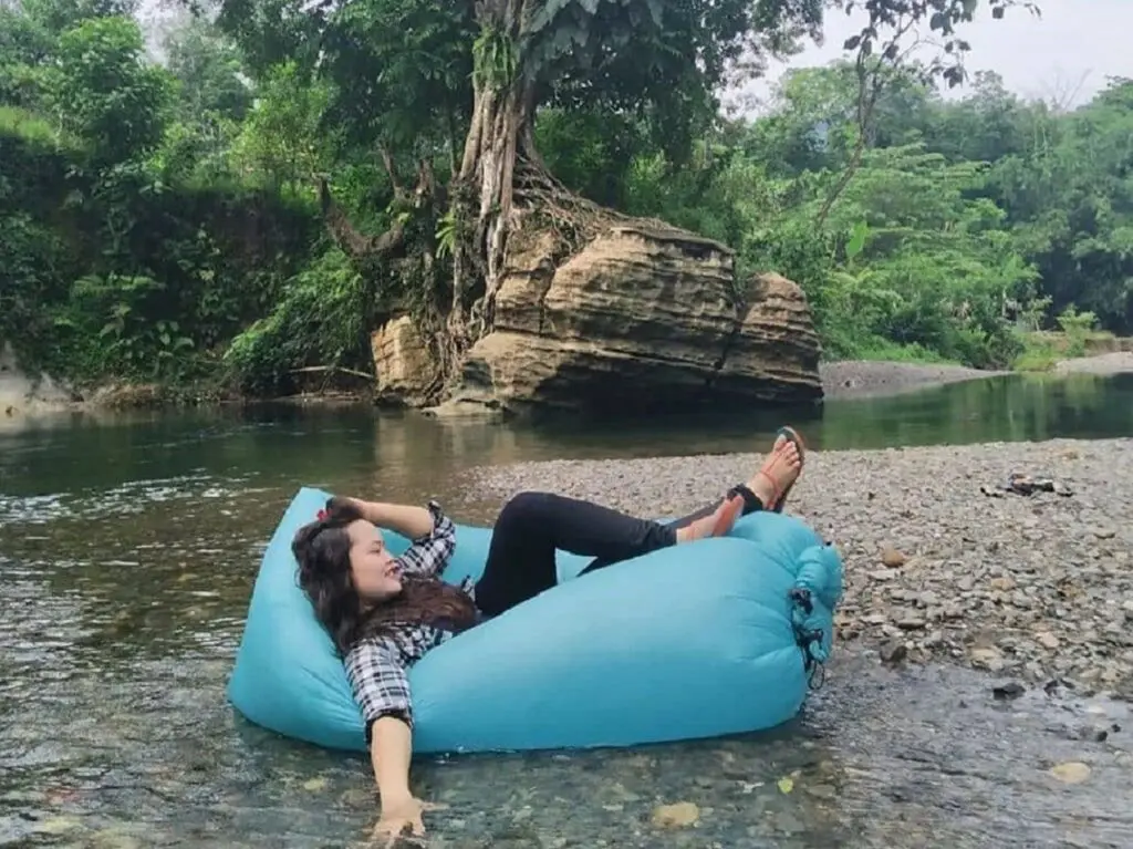 Mengapung bersantai menikmati suasana Landak River