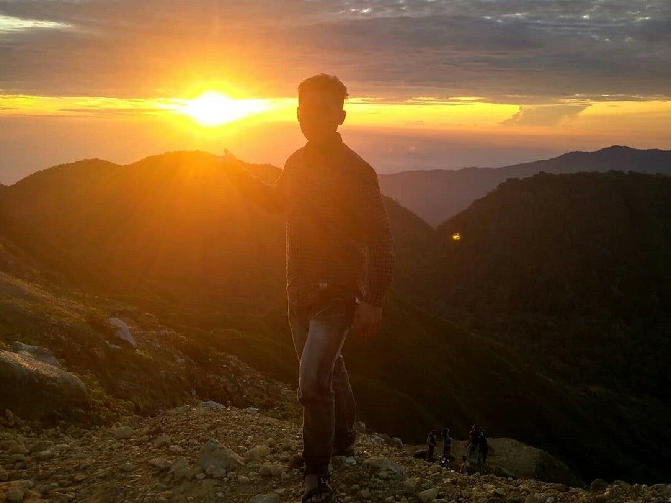 Mengejar momen sunrise dari puncak Gunung Sibayak Karo Sumatera Utara - suprienst