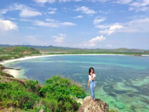 Panorama gradasi warna laut dan jajaran perbukitan dari puncak Bukit Merese Lombok Tengah Nusa Tenggara Barat - an_nshacil