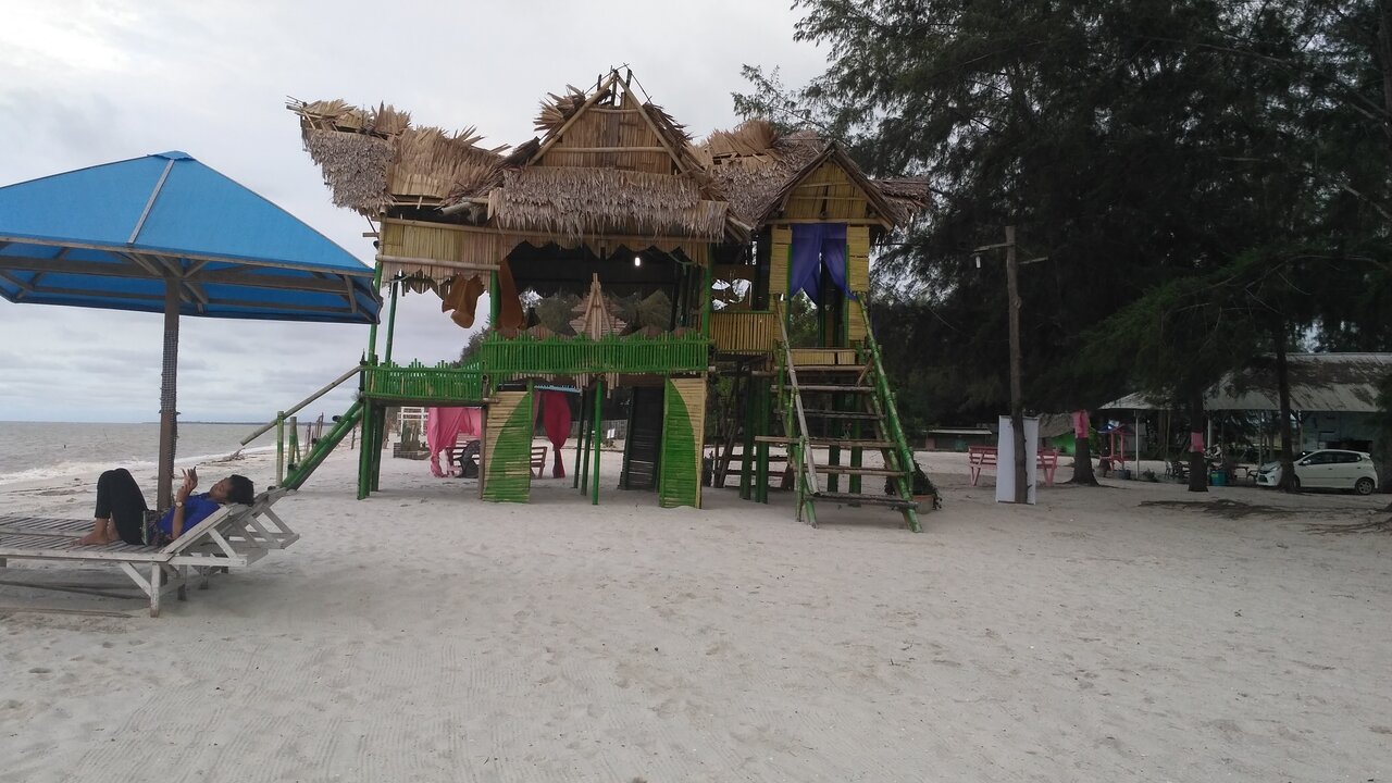 Keunikan Pantai Cemara Kembar yakni Rumah Adat Melayu dari bambu