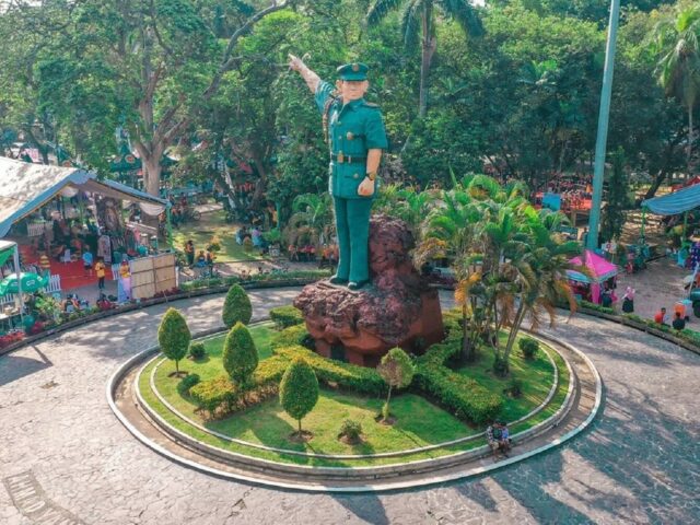 Tugu Ahmad Yani merupakan monumen ikonik di tengah Taman Ahmad Yani Medan Sumatera Utara - flatdrone