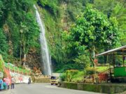 pemandangan air terjun lembah anai dari tepi jalan raya