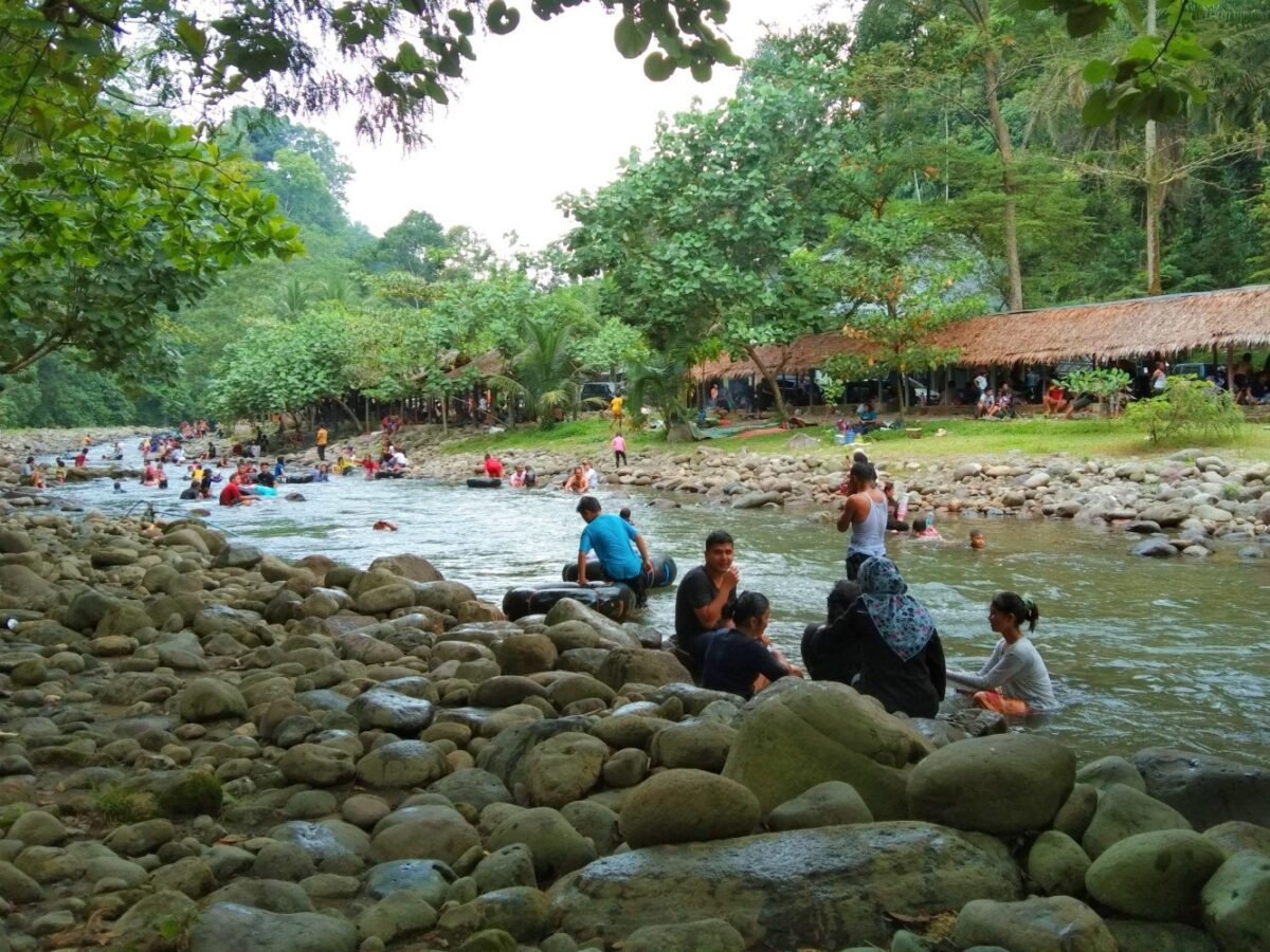 aliran sungai dipenuhi bebatuan alam
