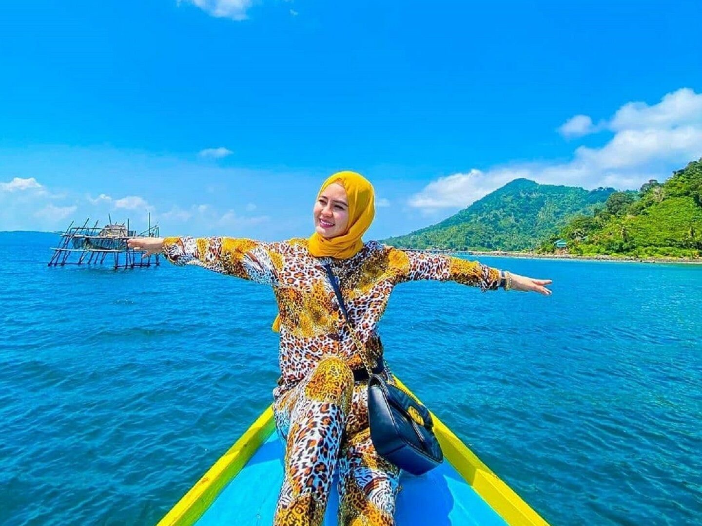 Naik perahu menuju Pulau Lemukutan Bengkayang Kalimantan Barat - hevi_putri