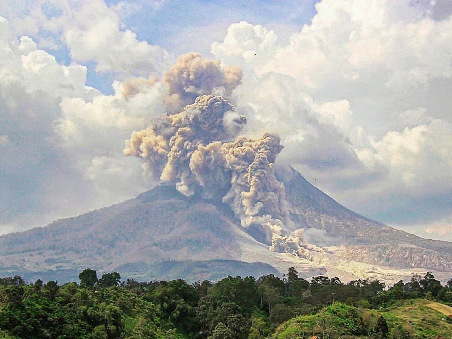Pesona muntahan abu vulkanik Gunung Sinabung Karo Sumatera Utara - roel.gabe