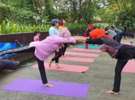 Aktivitas senam lantai dan yoga di Taman Digulis Pontianak Kalimantan Barat - pontianak_beryoga