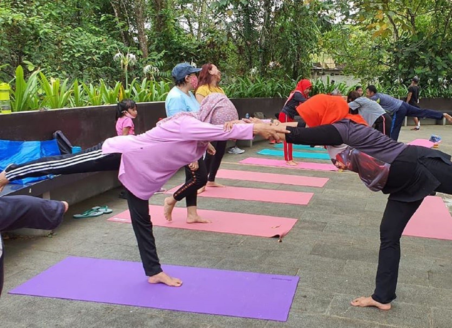 Aktivitas senam lantai dan yoga di Taman Digulis Pontianak Kalimantan Barat - pontianak_beryoga